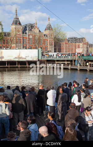 Groupe de personnes sur le quai en attente pour canal bus près de la Gare Centrale d'Amsterdam, Hollande, Pays-Bas. Banque D'Images