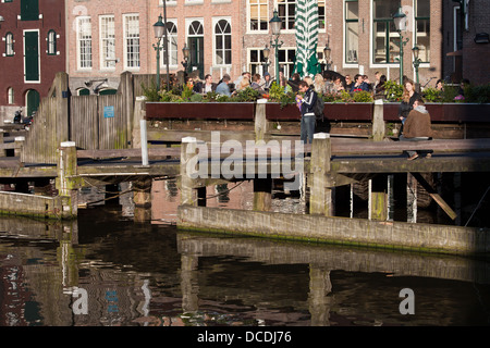 Restaurant Cafe sur l'eau et l'embarcadère en bois d'Amsterdam, Hollande, Pays-Bas. Banque D'Images