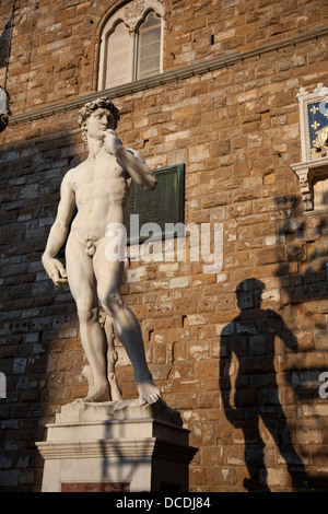 Copie du David de Michel-Ange sur la Piazza della Signoria à Florence, Italie. Banque D'Images