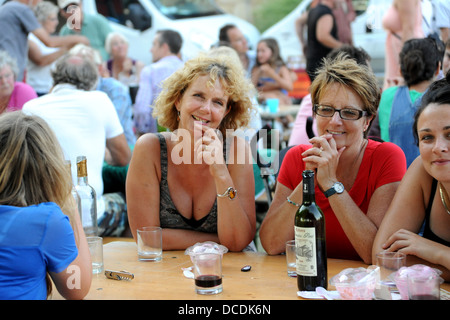 Famil profitant de la soirée pique-nique village ou fete au village rural Loubejac dans le Lot Région ou département de France Banque D'Images