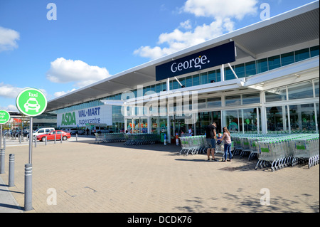 Un supermarché Wal-Mart Asda à Milton Keynes, Buckinghamshire Banque D'Images