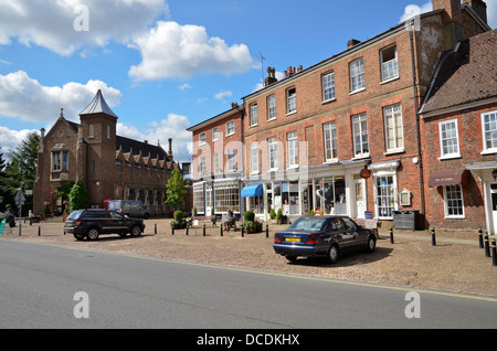 La High Street, dans le village de Woburn, Bedfordshire Banque D'Images