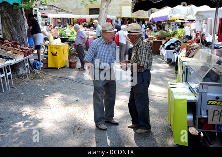 Deux hommes âgés en conversation à Cazals dans le lot du marché ou du ministère de la région sud-ouest de la France Banque D'Images