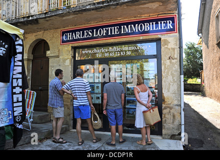 Les touristes à la recherche d'acheter des biens immobiliers en France immobilier dans la fenêtre d'étude Cazals dans le Lot Région Banque D'Images