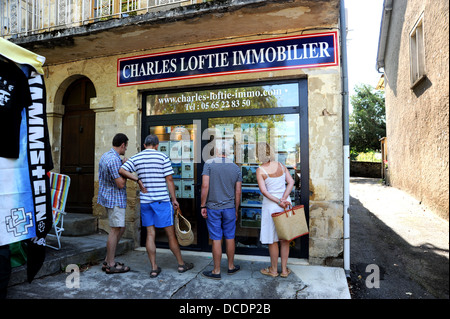 Les touristes à la recherche d'acheter des biens immobiliers en France immobilier dans la fenêtre d'étude Cazals dans le Lot Région Banque D'Images