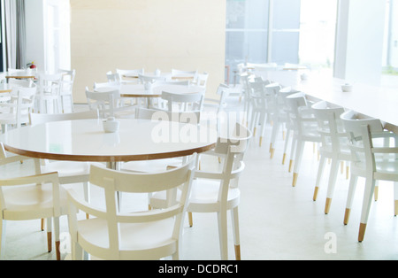 Le mobilier blanc vraiment dans cette chambre lumineuse Banque D'Images