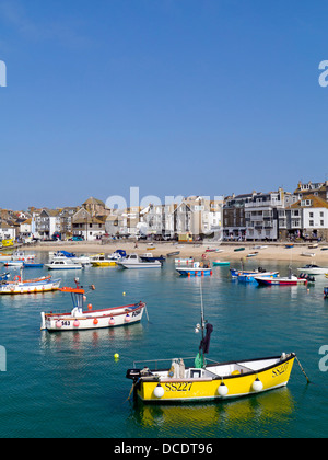 Bateaux amarrés dans le port de St Ives, Cornwall, UK Banque D'Images