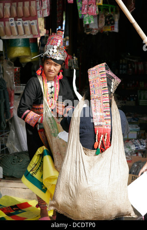 Les femmes Akha ethnique dans un village tribal près de Phongsali, Laos Banque D'Images