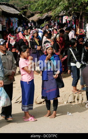 Les femmes Akha ethnique dans un village tribal près de Phongsali, Laos Banque D'Images