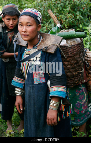 Les femmes Akha ethnique dans un village tribal près de Phongsali, Laos Banque D'Images