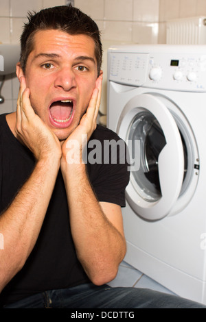 L'homme hurler à lave-linge Banque D'Images