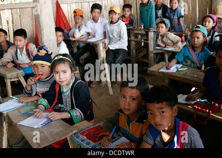 École rurale de village tribal Akha près de Phongsali, Laos Banque D'Images