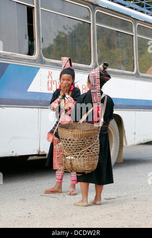 Les jeunes femmes Akha qui vendent des marchandises à l'arrêt de bus près de Phongsali, Laos Banque D'Images