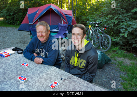 Père et fils le voyage de camping familial-Ucluelet (Colombie-Britannique), Canada. Banque D'Images