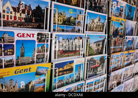 Cartes postales touristiques du centre-ville historique de Gand en exposition dans le carré d'une boutique de souvenirs, Flandre orientale, Belgique Banque D'Images