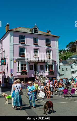 Les touristes devant le roi de Prusse sur le port à côté du port de Fowey Cornwall Banque D'Images