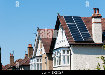 Cellules photovoltaïques installés sur le toit d'une maison de banlieue. Banque D'Images