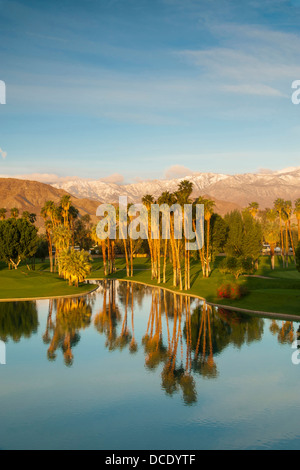 USA, California, Palm Springs et San Jacinto. Les chaînes de montagnes de Santa Rosa la trame Desert Island Golf and Country Club. Banque D'Images