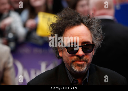 Réalisateur Tim Burton arrive sur le tapis rouge pour assister à la première du film britannique 'Dark Shadows' à Londres le 9 mai 2012. Banque D'Images