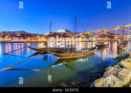 Embarcations Traditionnelles sur le fleuve Douro à Porto, Portugal avec le Dom Luiz bridge en arrière-plan Banque D'Images