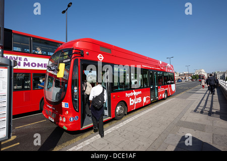 Bus à hydrogène sur la route rv1 Waterloo Bridge, London England UK matin Banque D'Images