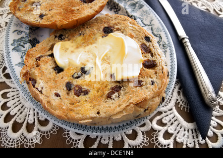 Un Teacakes Toasted brioche traditionnelle britannique contenant des raisins secs sultanines et épices Banque D'Images