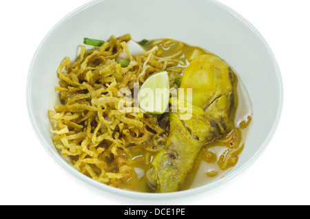 Dans un plat de nouilles au poulet curry jaune. Khao Soy un célèbre du nord nourriture thaïe. Banque D'Images