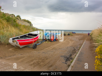 Bateau de pêche sur la plage au crépuscule Marske Banque D'Images