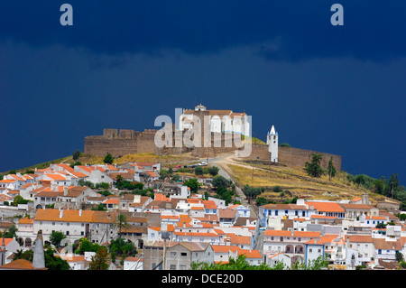 Arraiolos Castle et la ville. Alentejo, Portugal Banque D'Images