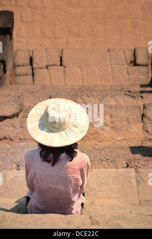 Les femmes en chapeau dans ancien temple Angkor Wat Cambodia Banque D'Images