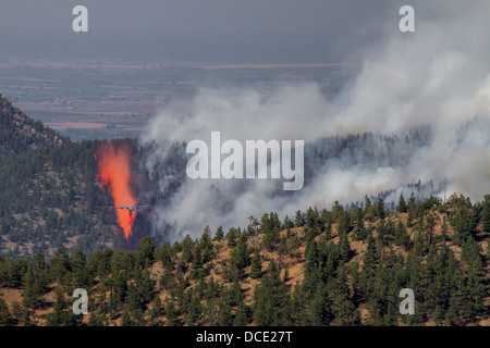 USA, Colorado, Boulder, Flagstaff Fire Bomber lisier, laissant tomber le feu sur feu de forêt. Banque D'Images