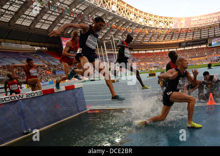 Moscou, Russie. Août 15, 2013. Noureddine Smail de France (R-L) Abel Kiprop Mutai du Kenya, Ezekiel Kemboi Mahiedine Mekhissi-Benabbad du Kenya, de la France, Evan Jager de USA, la concurrence dans l'épreuve du 3000 mètres steeple finale à la 14e es Championnats du monde d'athlétisme au stade Luzhniki de Moscou, Russie, 15 août 2013. Photo : Bernd Thissen/dpa/Alamy Live News Banque D'Images