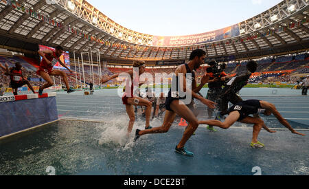 Moscou, Russie. Août 15, 2013. Noureddine Smail de France (R-L) Abel Kiprop Mutai Mahiedine Mekhissi-Benabbad du Kenya, de la France, Evan Jager de USA, la concurrence dans l'épreuve du 3000 mètres steeple finale à la 14e es Championnats du monde d'athlétisme au stade Luzhniki de Moscou, Russie, 15 août 2013. Photo : Bernd Thissen/dpa/Alamy Live News Banque D'Images