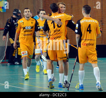 Prague, République tchèque. Août 15, 2013. Tournoi de floorball international match République tchèque 1. SC Vitkovice vs Lekrings à Prague, République tchèque le 15 août 2013. Les joueurs de Vitkovice célébrer objectif de notation. © CTK/Alamy Live News Banque D'Images