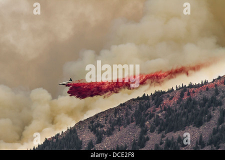 USA, Colorado, Boulder, Flagstaff Fire Bomber lisier, laissant tomber le feu sur feu de forêt. Banque D'Images