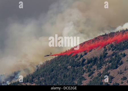 USA, Colorado, Boulder, Flagstaff Fire Bomber lisier, laissant tomber le feu sur feu de forêt. Banque D'Images