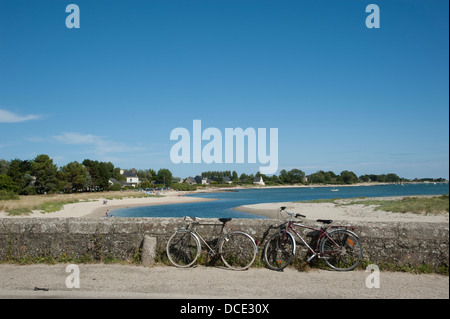 Cycles sur un pont sur la saire une rivière à Reville Normandie France paysage panoramique sur la campagne Banque D'Images