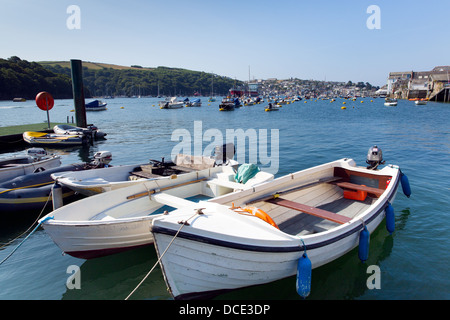 Barques sur la rivière Fowey Cornwall Angleterre avec Polruan dans l'arrière-plan Banque D'Images