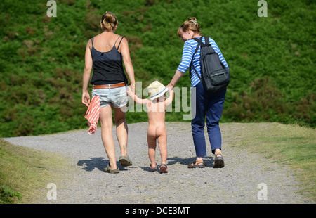 Deux femmes marchant main dans la main avec l'enfant et le jour de la famille. Banque D'Images