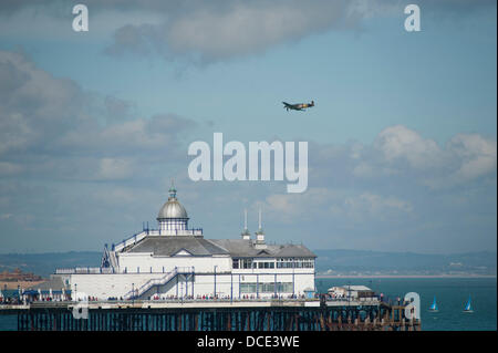 Eastbourne, Sussex, Angleterre. Août 15, 2013. Spitfire Mk1X d'effectuer le jour de l'ouverture de l'Airshow sur la jetée à Eastbourne Crédit : Malcolm Park/Alamy Live News Banque D'Images