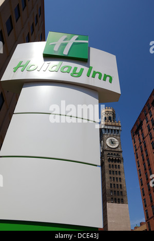 Holiday Inn Baltimore Inner Harbor signe et Bromo Seltzer Arts Tour de l'horloge, la ville de Baltimore, Maryland, États-Unis Banque D'Images