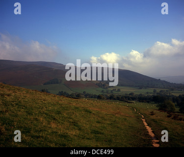 Edale à vers Grindslow Knoll et Kinder du Scoutisme qui s'élève au-dessus de Edale Village Parc national de Peak District Derbyshire, Angleterre Banque D'Images