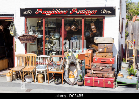 Antique Shop affichage extérieur avec chaises, tas de vieilles valises et assortiment d'articles divers Tewkesbury Glos England UK Banque D'Images