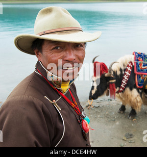 La Chine, Xizang (Tibet, Shannan, l'homme et son yak décorée Banque D'Images