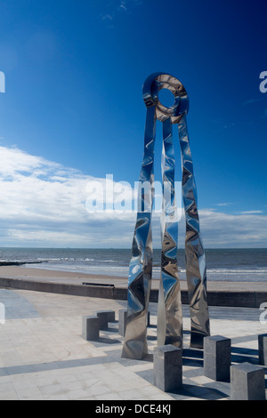 Marquage sculpture fin de l'Offa's Dyke Path Sentier national sur front de mer avec plage derrière Denbighshire Prestatyn North Wales UK Banque D'Images