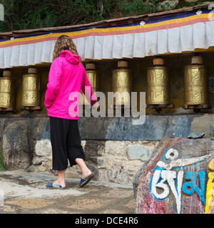 La Chine, Xizang (Tibet, Lhassa, femme d'agréables promenades le long de la roue de prière au monastère de Drepung Banque D'Images