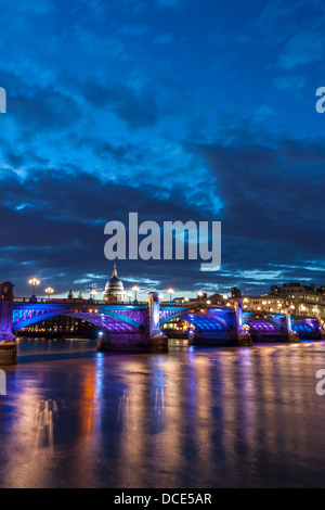 Southwark Bridge et St Paul's au crépuscule Banque D'Images