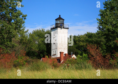 La tour Phare Presque Isle Au-dessus d'une dune de sable couvert de gazon en bordure de la plage du lac Érié, à Erie, Pennsylvanie, USA Banque D'Images