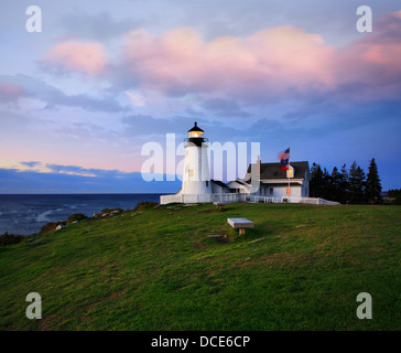 Le Classique Pemaquid Point Lighthouse Holding Vigil dans le pré aube lumière d'un autre jour de la Nouvelle Angleterre, Bristol, Maine USA Banque D'Images