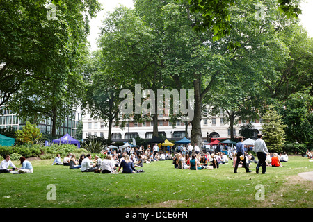 Les travailleurs locaux bénéficiant à l'heure du déjeuner Portman Square London England UK Banque D'Images